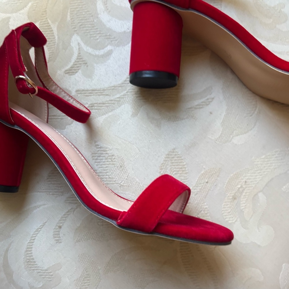 Red heels - Picture 3 of 6
